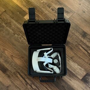 Meta 3 VR Headset with Controllers, charger & hard carrying case.